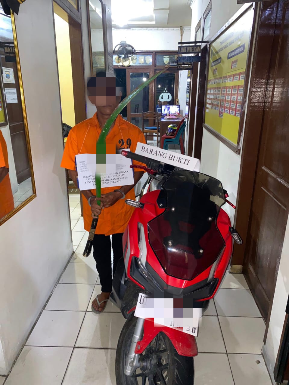 Diduga Akan Tawuran, Polsek Sambas Amankan Pelaku beserta Clurit 2 Meter