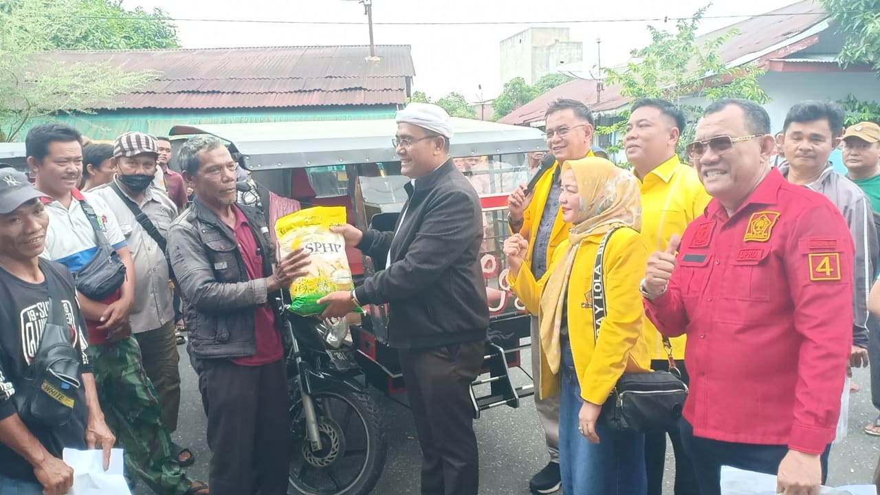 DPD Golkar Sibolga Berbagi Bersama Ratusan Abang Becak